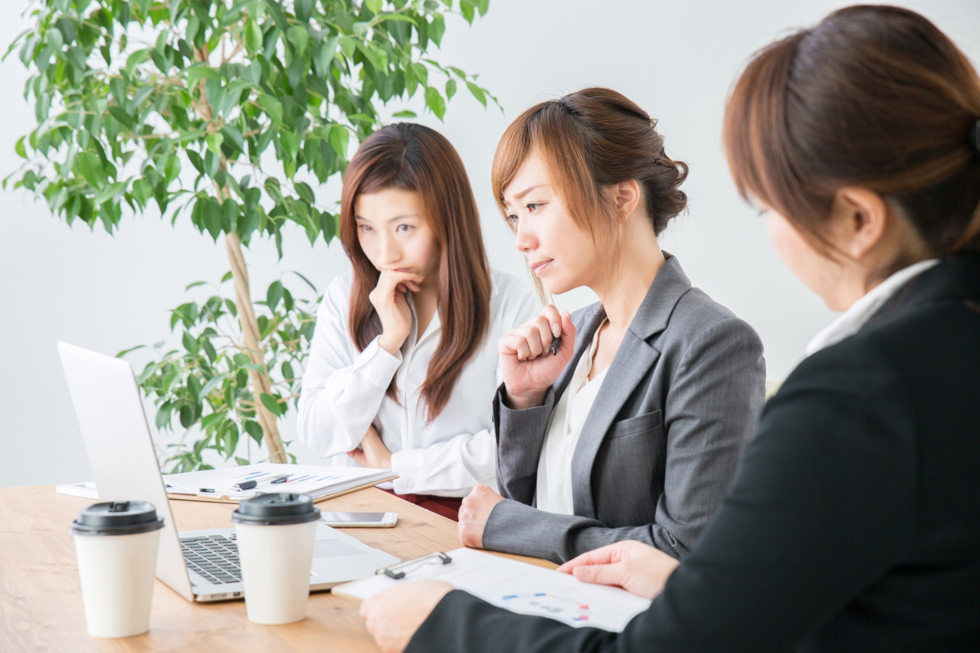 スーツ姿の女性