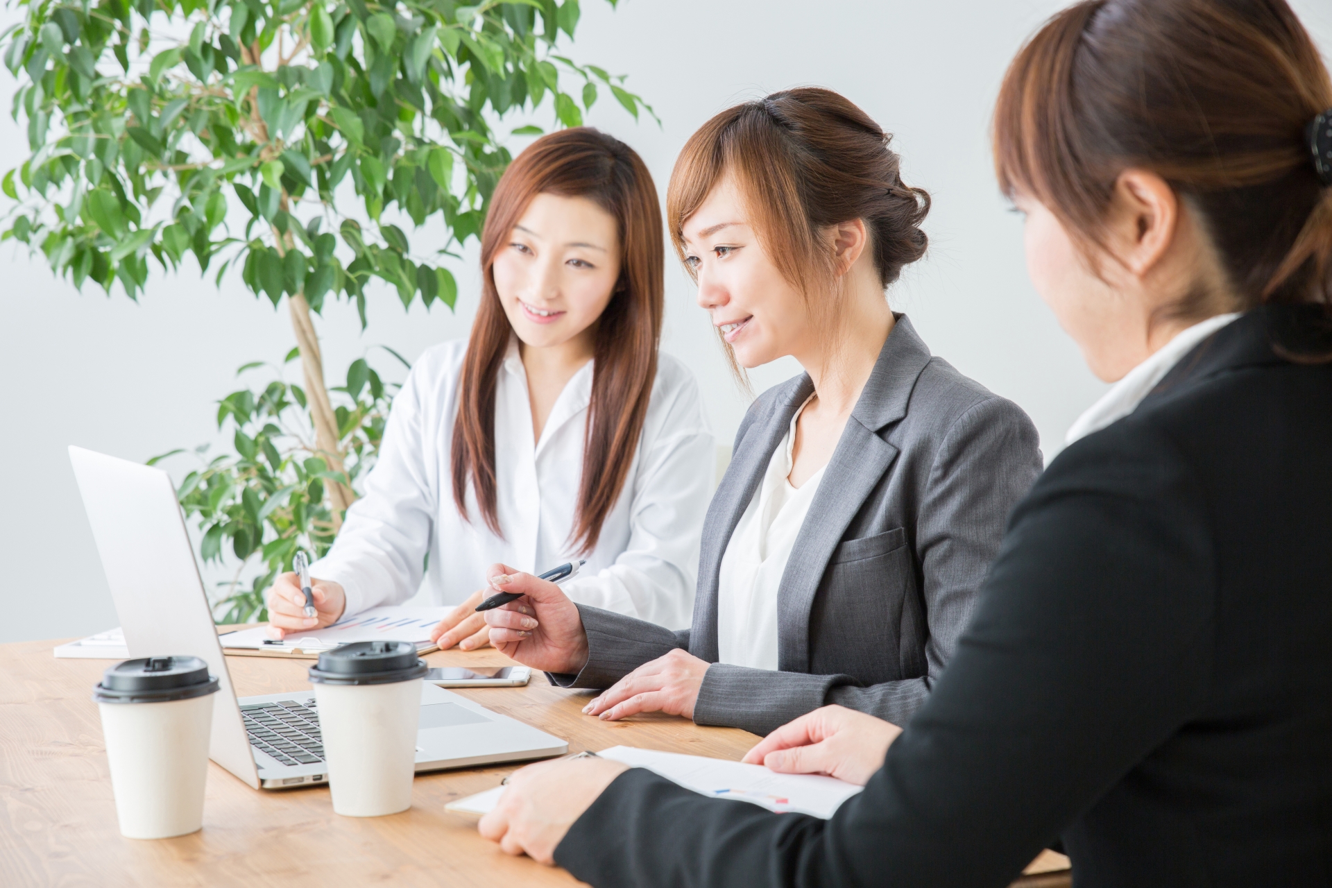 スーツ姿の女性