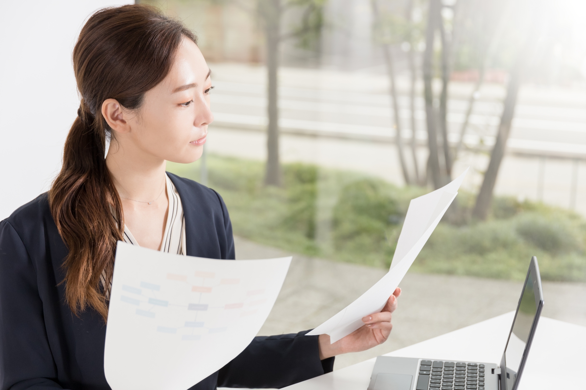 資料をチェックしている様子